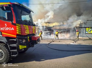 Вогнеборці двох частин гасили пожежу на «П’яному ринку» Ужгорода