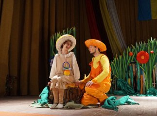 Тячівським школярам презентували виставу-казку «Жила-була Сироїжка»