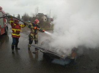 Під час руху загорівся автомобіль. Водій злякався і втік