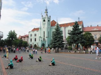 У центрі Мукачева дітвора розважається та демонструє свої таланти