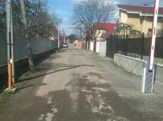 В Ужгороді без відповідного погодження невідомі встановили шлагбаум