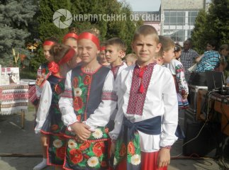 На День Незалежності у Хусті ходили у вишиванках, розгортали прапор і катались на велосипедах (ФОТО)