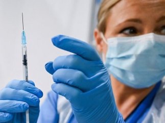 Опубліковано фото чоловіка, який першим в Україні вакцинувався від коронавірусу