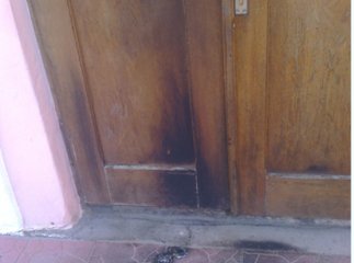 Невідома особа пошкодила вхідні двері однієї з держустанов Берегова