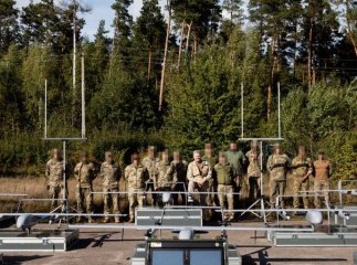 Порошенко привіз військовим шість БПЛА «Очі Арти», хлопці кажуть – один дрон може замінити роту солдат