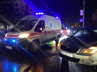 У «швидкій» якраз везли пацієнта: медики розповіли, як на перехресті у них вдарив легковик