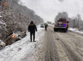 Дорога була засніжена: на Закарпатті сталась аварія