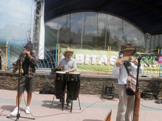 У Хусті "людина-оркестр" зачарувала перехожих романтичними мелодіями