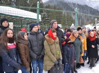 Учні з прифронтової зони побували на екскурсії у Реабілітаційному центрі бурих ведмедів