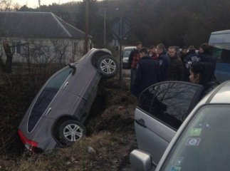В мікрорайоні "Шахта" в Ужгороді автомобіль злетів у кювет