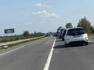 Біля Зняцева сталась ДТП. На трасі утворились затори