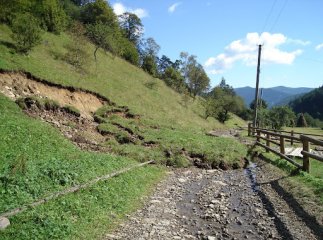 На Перечинщині грунт зсунувся на дорогу