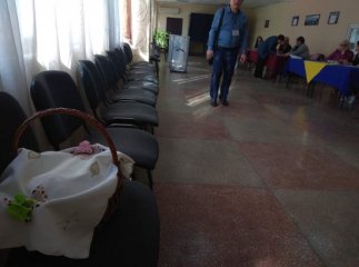 На дільницю з великодніми кошиками і вербою: як голосують на Рахівщині