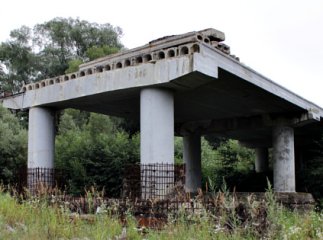 На Воловеччині на 10-річного хлопчика впала бетонна конструкція