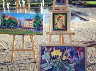 В першу ж годину благодійної виставки картин було придбано більше десяти полотен