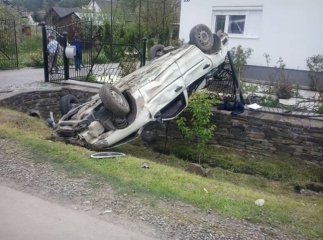 19-річний водій на "Форді" злетів у кювет: юнак перебуває в реанімації у важкому стані