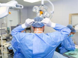 Заважала їсти та розмовляти: закарпатські медики видалили кісту дитині