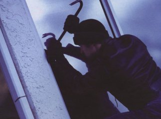 У період, коли чоловік був у місті по особистих справах, зловмисники пограбували його будинок
