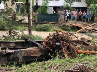 За кілька хвилин усе залило: закарпатці прибирають свої двори після підтоплень