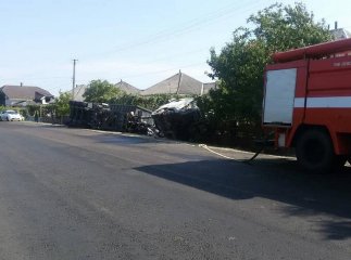 Фура потрапила у ДТП: причеп перекинувся, а кабіну відірвало