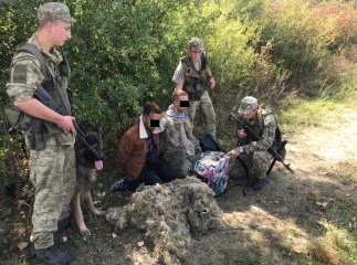 Чотирилапий одразу взяв слід: в області затримали нелегалів