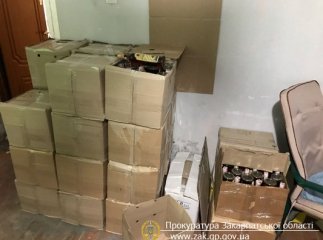 На Закарпатті припинено діяльність підпільного цеху, де виробляли «сурогатний» коньяк