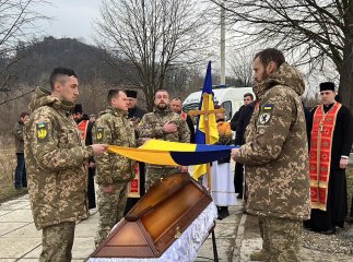 На Закарпатті люди навколішках проводжали Героя в останню путь На Закарпатті люди навколішках проводжали Героя в останню путь