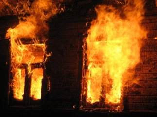 Двоє сміливців витягнули з палаючого будинку людину-інваліда
