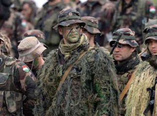 Угорщина переміщує війська до кордону з Україною