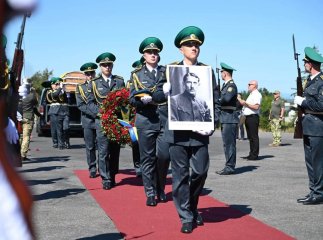 На Закарпатті з почестями зустріли прах полковника Євгена Коновальця, який доставили в Україну