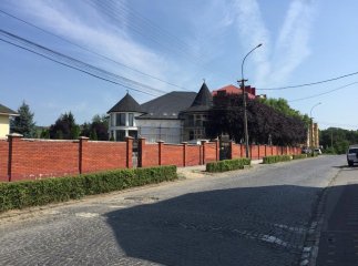 Біля спорткомплексу "Антарес" нардепи опитують мукачівських правоохоронців
