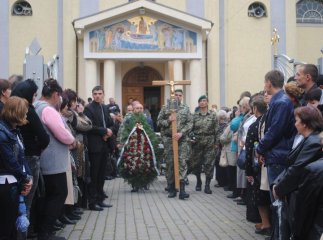 Сум, плач та сльози: Мукачево попрощалось з героєм-земляком (ФОТОРЕПОРТАЖ)