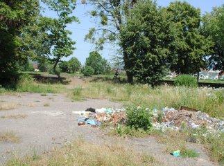 Зелена зона поблизу набережної знову "потопає" у смітті (ФОТО)