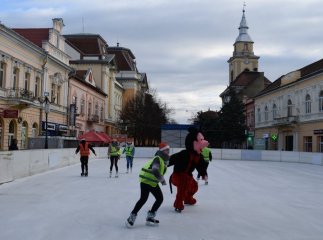 У Берегові відкрили ковзанку