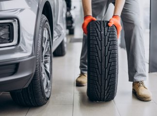 Не чекайте першого снігу і заморозків: коли потрібно міняти шини на зимові