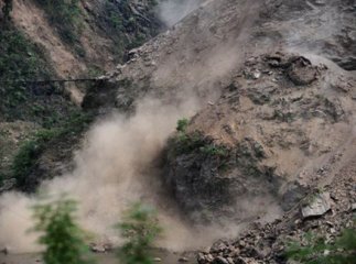 Негода спричинила зсув грунту на Закарпатті Негода спричинила зсув грунту на Закарпатті