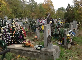 Мукачівці масово йдуть на могили рідних і близьких (ФОТО)