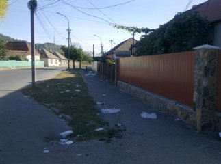 Через циганський базар у Мукачеві прилеглий мікрорайон тоне у смітті (ФОТО)