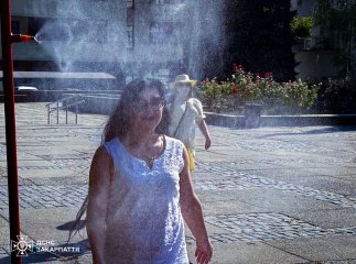 У двох містах на Закарпатті боряться зі спекою прямо на вулицях