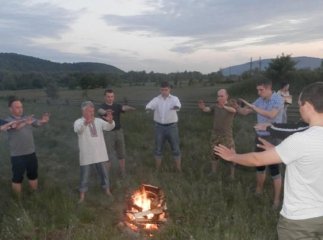 У День Перемоги хустяни ходили по розпеченому вугіллю 