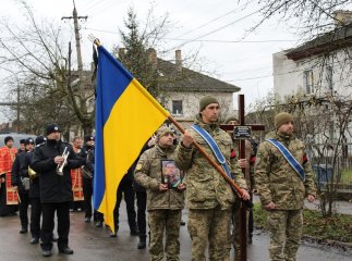 Закарпатця, який загинув на Донеччині, зустріли «живим» коридором Закарпатця, який загинув на Донеччині, зустріли «живим» коридором