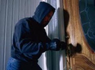 До викладачки УжНУ влізли до квартири та обікрали її на десять тисяч гривень