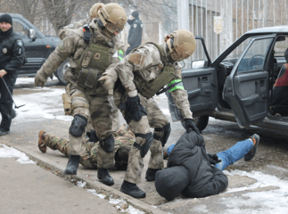 Розбійний напад на автозаправку, захоплення заручників та переговори зі злочинцями: поліцейські розповіли, що насправді відбувалося в Мукачеві