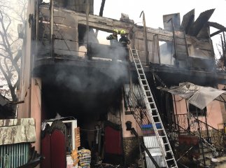 Вогнеборці приборкують пожежу в магазині будматеріалів на Тячівщині