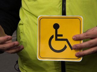 В Ужгороді серед білого дня зловмисник побив інваліда й відібрав від нього планшет