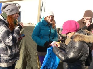 Небайдужі ужгородці пригощають студентів на ЄвроМайдані тістечками, кавою, фруктами та іншими харчами (ФОТОФАКТ)