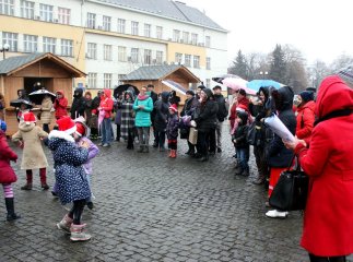 Колективи навчально-виховних закладів Ужгорода запрошують на свої концерти