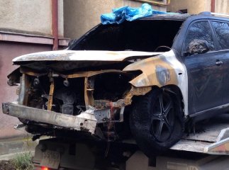 Власники спаленої іномарки в Ужгороді пропонують фінансову винагороду за будь-яку інформацію стосовно підпалу автомобіля