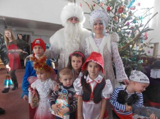 Артисти лялькового театру подарували новорічне свято дітям прикордонників Чопського загону