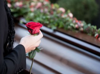 Одна із громад Закарпаття навколішки зустріла полеглого Героя